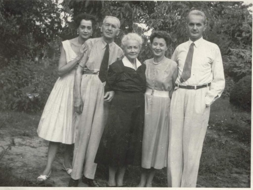 Familia Coste în grădina de pe strada Doja, nr.13, Timişoara, anii ’60. Iuliu Coste şi soţia la 90 de ani, împreună cu copii lor Zeno şi Hortensia, în dreapta imaginii şi Zoe, în stânga fotografiei Familia Coste în grădina de pe strada Doja, nr.13, Timişoara, anii ’60. Iuliu Coste şi soţia la 90 de ani, împreună cu copii lor Zeno şi Hortensia, în dreapta imaginii şi Zoe, în stânga fotografiei
