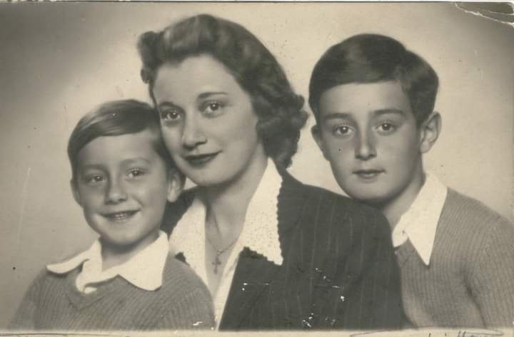 Familia Diminescu, mama Hortensia Diminescu, fostă Coste, Nicolae Diminescu, stânga şi fratele său Dan, dreapta, Timişoara, 1946 Familia Diminescu, mama Hortensia Diminescu, fostă Coste, Nicolae Diminescu, stânga şi fratele său Dan, dreapta, Timişoara, 1946
